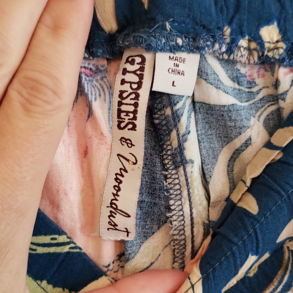 GYPSIES & MOONDUST Floral Shorts - Picture 4 of 4